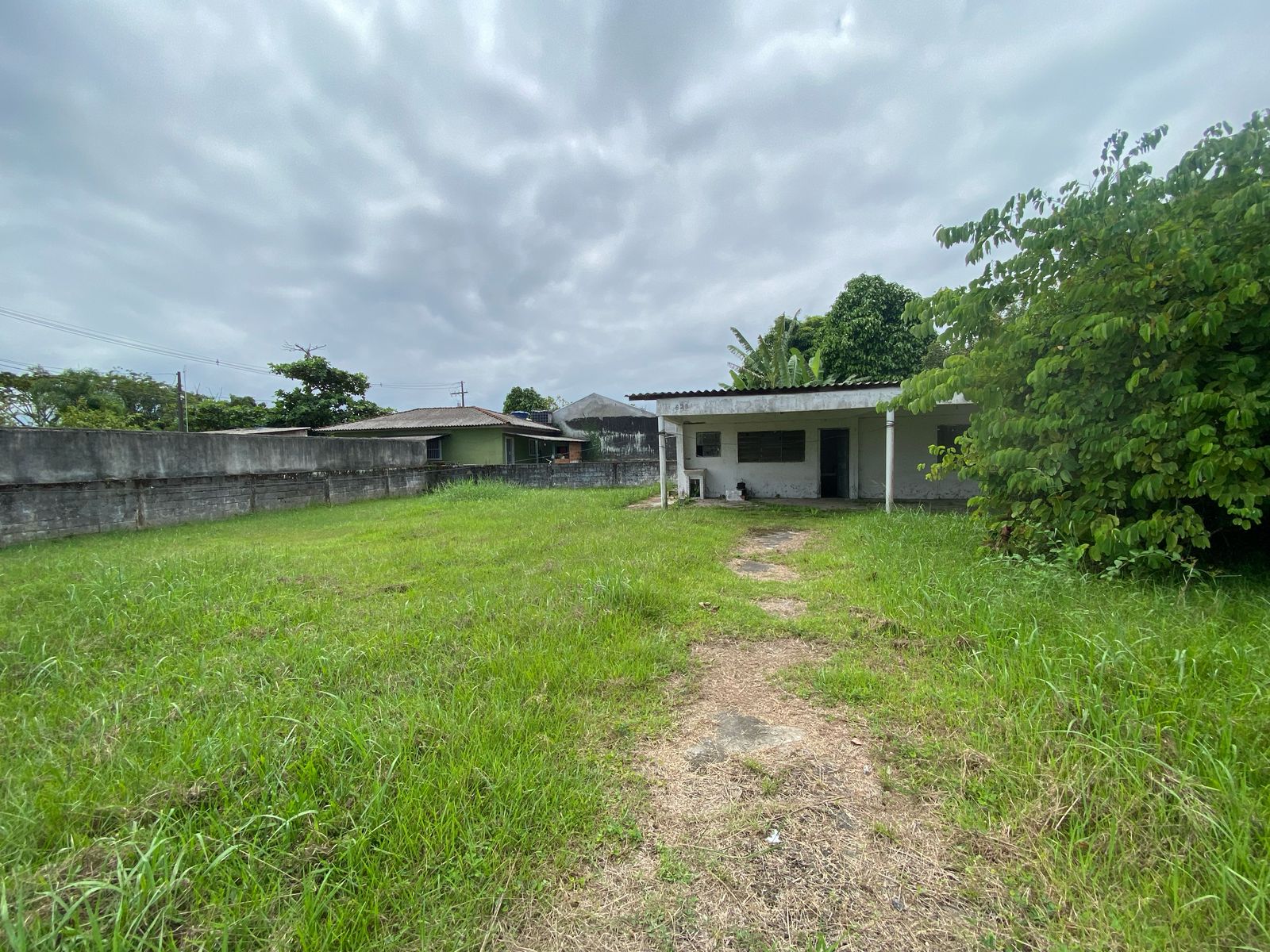CASA NO BAIRRO LUIZAMAR MIRIM - ITANHAÉM / SP - LADO MORRO - 500 METROS DA PISTA - foto 2