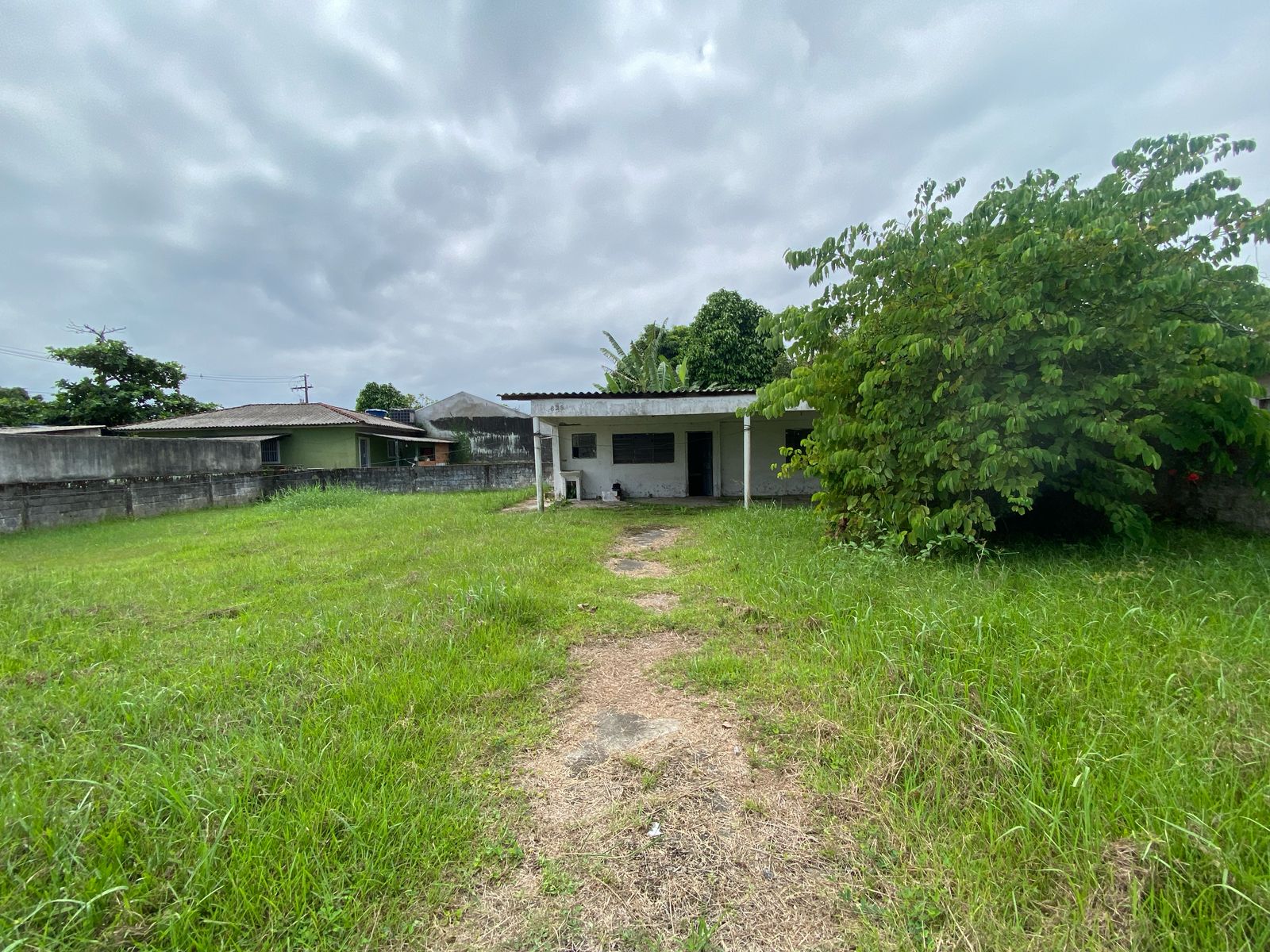 CASA NO BAIRRO LUIZAMAR MIRIM - ITANHAÉM / SP - LADO MORRO - 500 METROS DA PISTA - foto 4