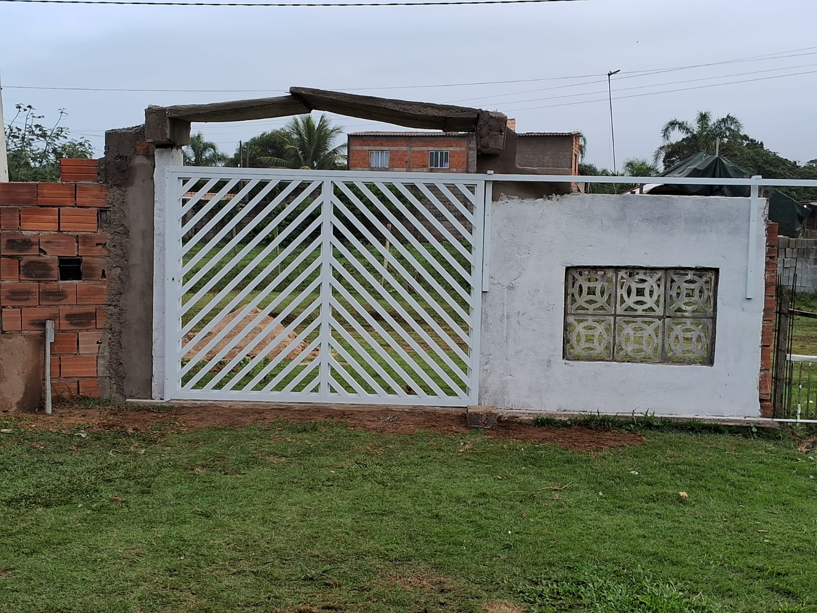 CASA NO BAIRRO MARAMBA 1 - ITANHAÉM / SP - LADO PRAIA - 300 METROS DO MAR.