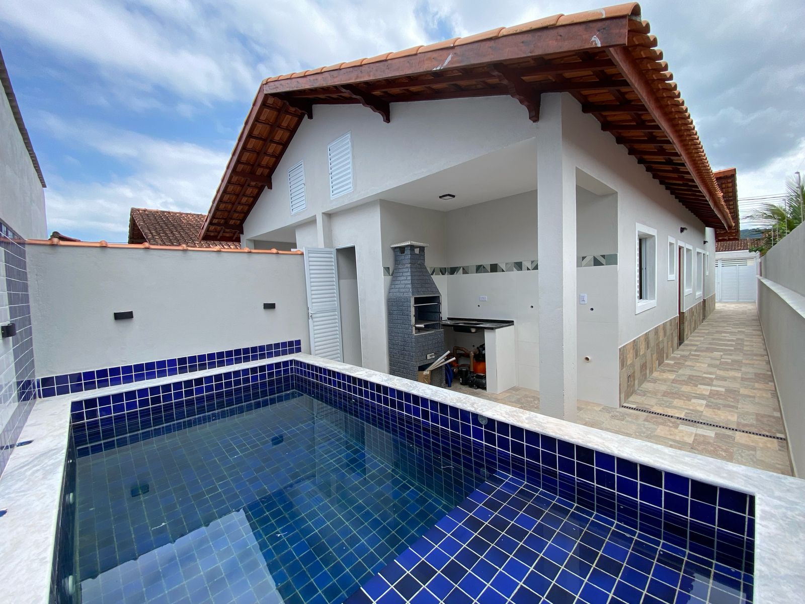 CASAS NOVAS NO JARDIM SUARÃO - ITANHAÉM / SP - LADO MORRO - 100 METROS DA PISTA