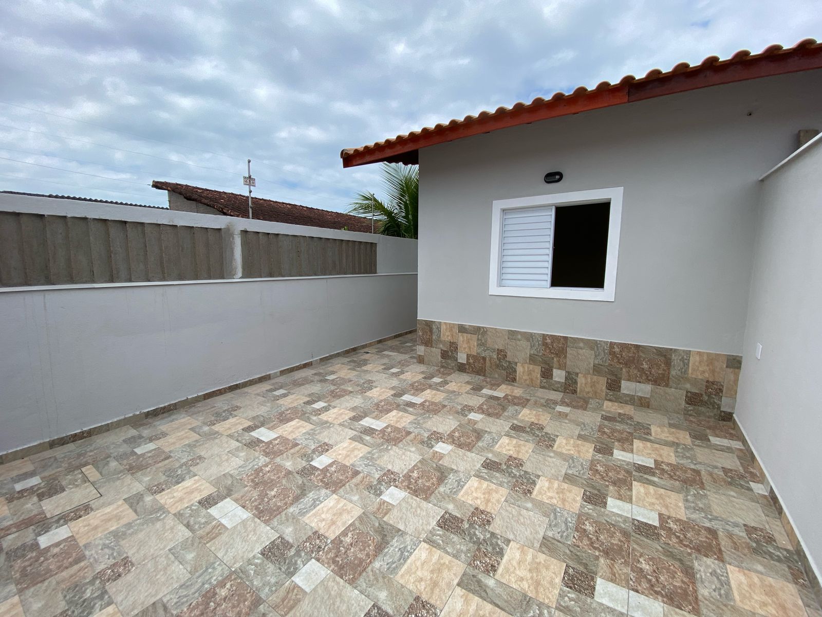 CASAS NOVAS NO JARDIM SUARÃO - ITANHAÉM / SP - LADO MORRO - 100 METROS DA PISTA - foto 2