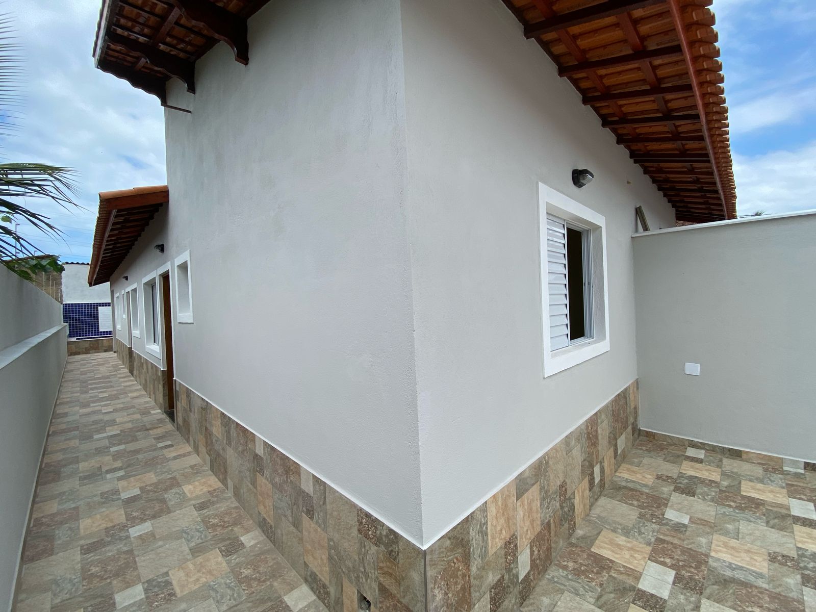 CASAS NOVAS NO JARDIM SUARÃO - ITANHAÉM / SP - LADO MORRO - 100 METROS DA PISTA - foto 7