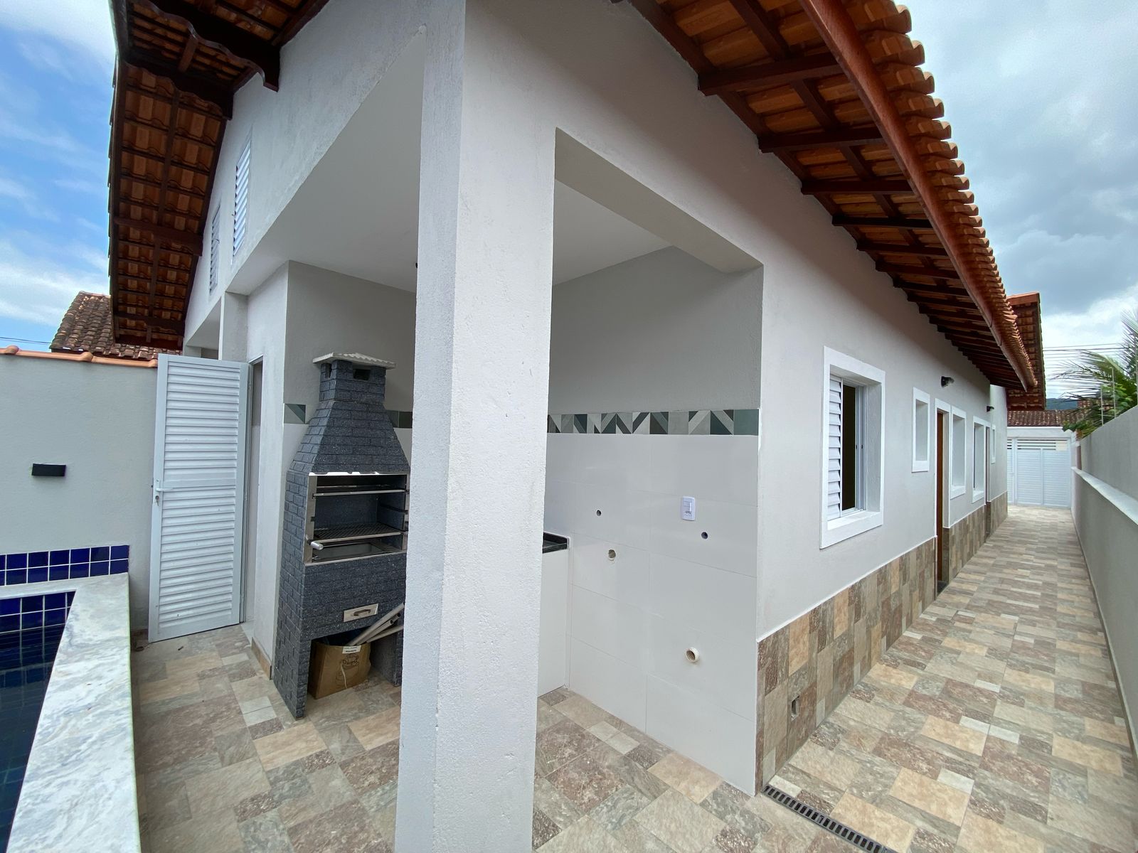 CASAS NOVAS NO JARDIM SUARÃO - ITANHAÉM / SP - LADO MORRO - 100 METROS DA PISTA - foto 21