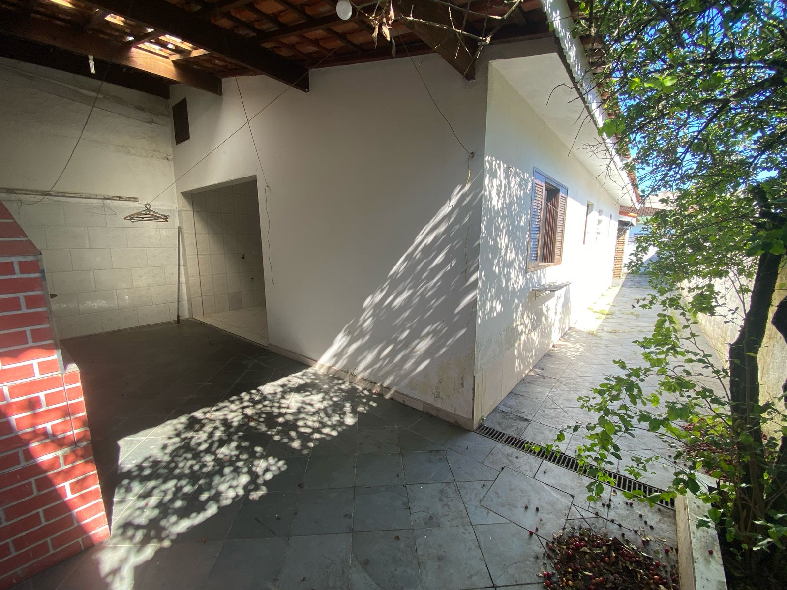 CASA NO BAIRRO GUAPIRANGA / ITANHAÉM - SP - LADO MORRO - 100 METROS DA PISTA - foto 2
