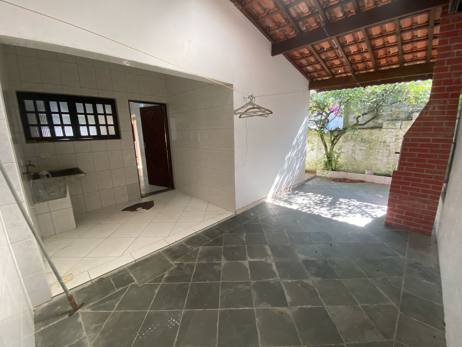 CASA NO BAIRRO GUAPIRANGA / ITANHAÉM - SP - LADO MORRO - 100 METROS DA PISTA - foto 4