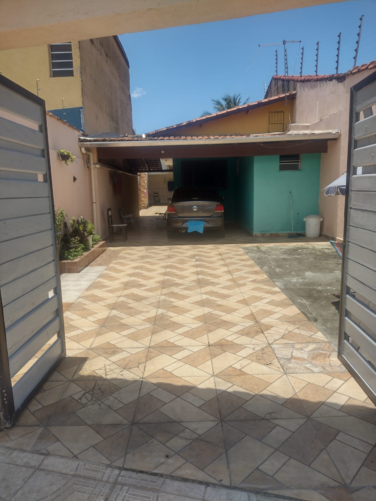 CASA NO JARDIM DAS PAMEIRAS - ITANHAÉM/SP - LADO PRAIA - 3 QUADRAS DA PRAIA.