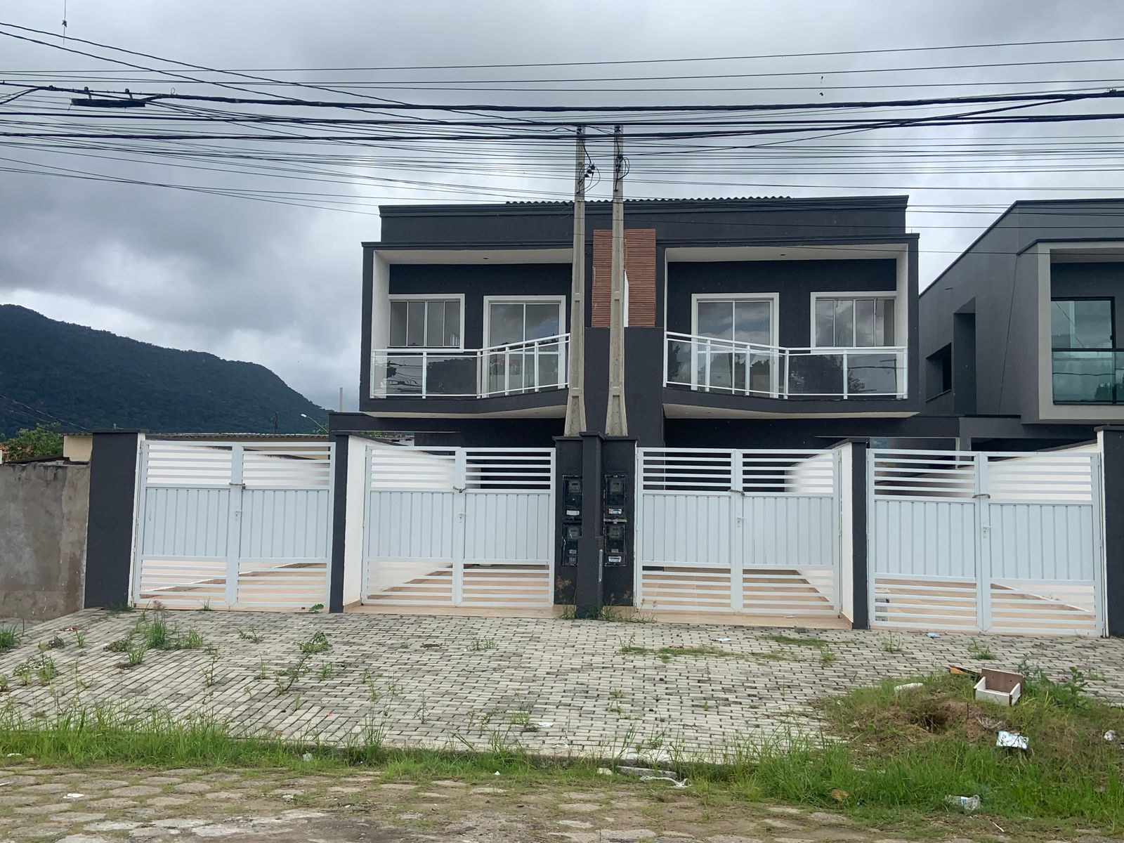 CASAS SOBREPOSTAS NO BAIRRO JARDIM BRASIL- PERUÍBE/SP - LADO PRAIA - 2KM DA PRAIA