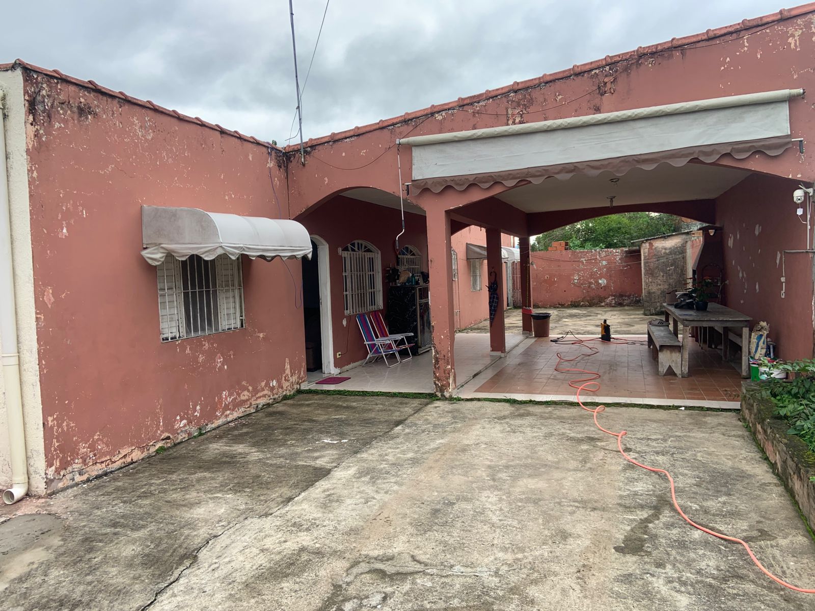 CASA NO BAIRRO SÃO PEDRO - ITANHAÉM / SP - LADO MORRO À 150 METROS DA PISTA