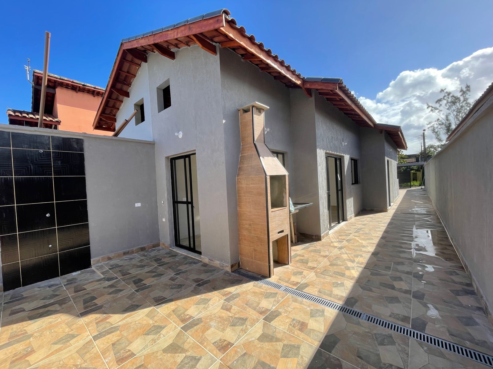 CASA NO BAIRRO GUACYRA - ITANHAÉM / SP - LADO PRAIA - 1.000 METROS DO MAR