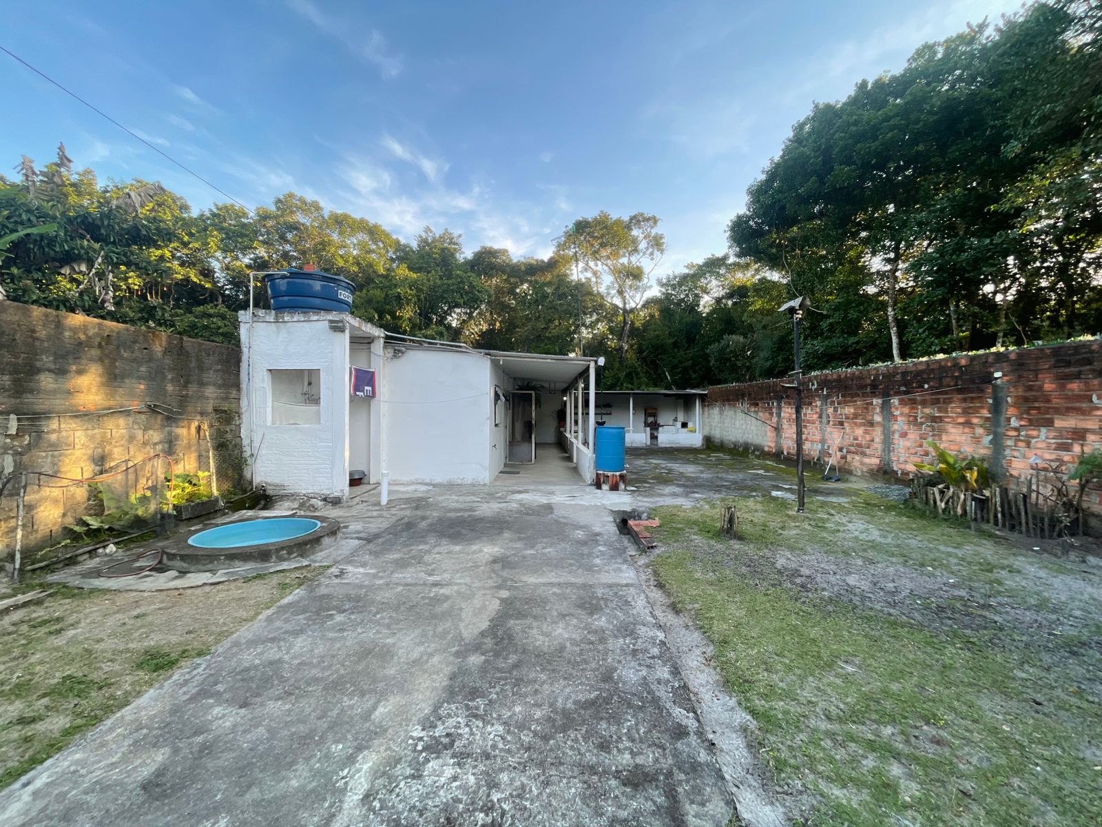 CASA NO BAIRRO MARAMBA 2 - ITANHAÉM - SP - LADO MORRO - 1.200 METROS DA PISTA