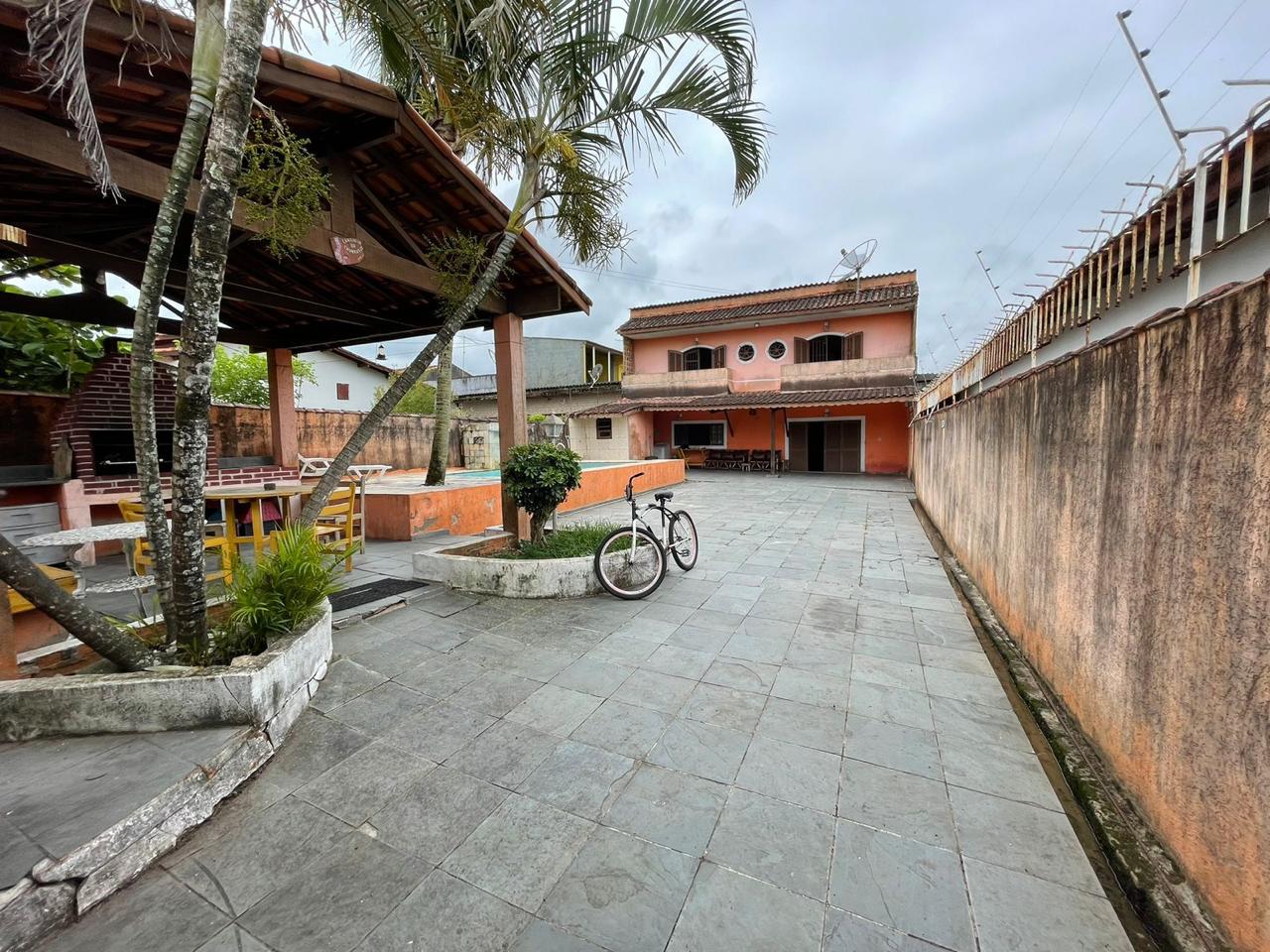 CASA NO BALNEÁRIO JUSSARAS - MONGAGUÁ / SÃO PAULO - LADO MORRO - 800 METROS DA RODOVIA.