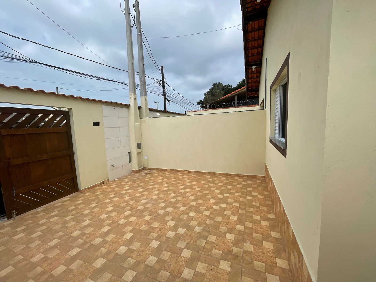 CASA NO BALNEÁRIO GAIVOTAS - ITANHAÉM / SÃO PAULO - LADO MORRO - 600 METROS DA PISTA - foto 2