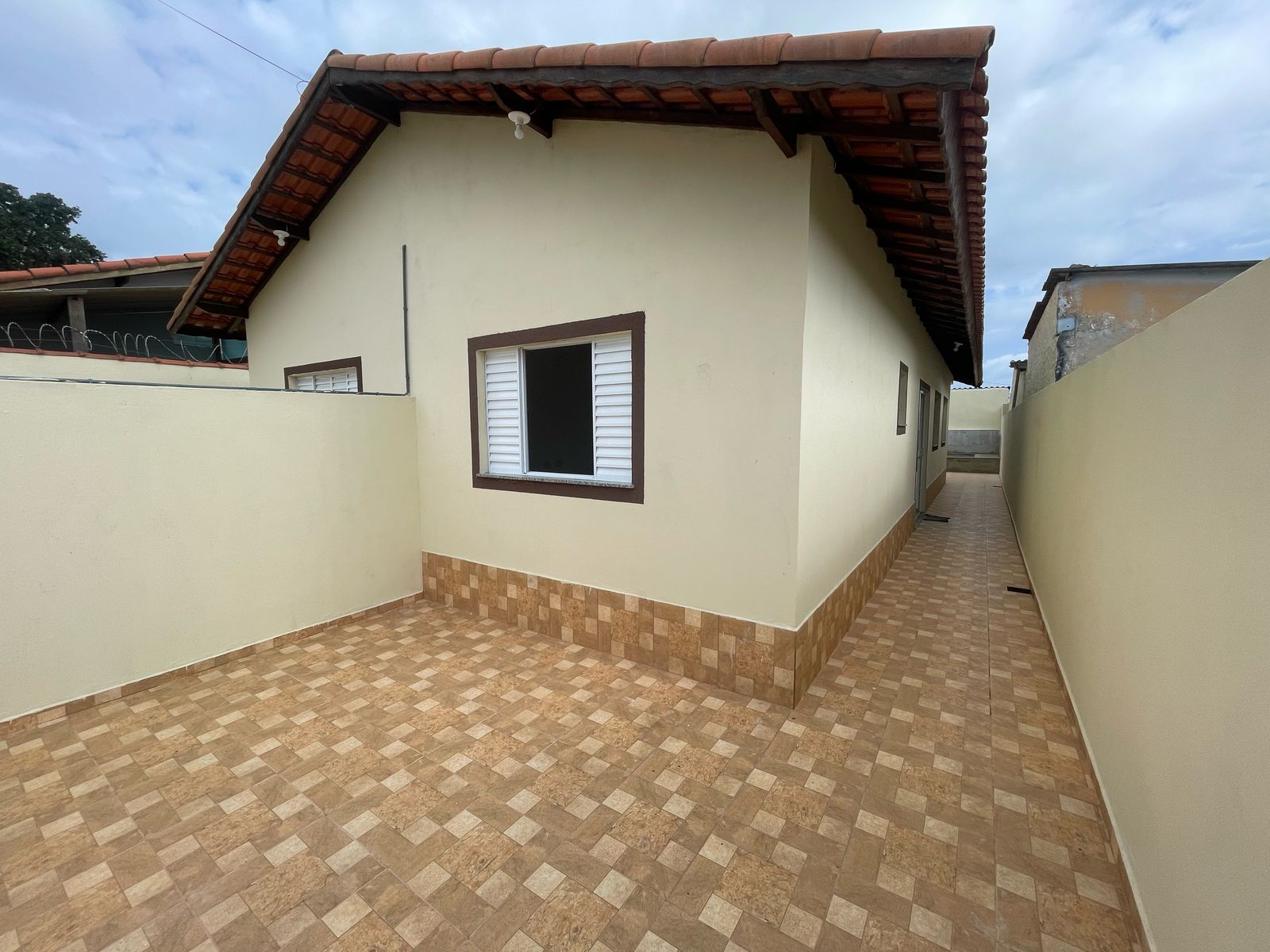 CASA NO BALNEÁRIO GAIVOTAS - ITANHAÉM / SÃO PAULO - LADO MORRO - 600 METROS DA PISTA - foto 3