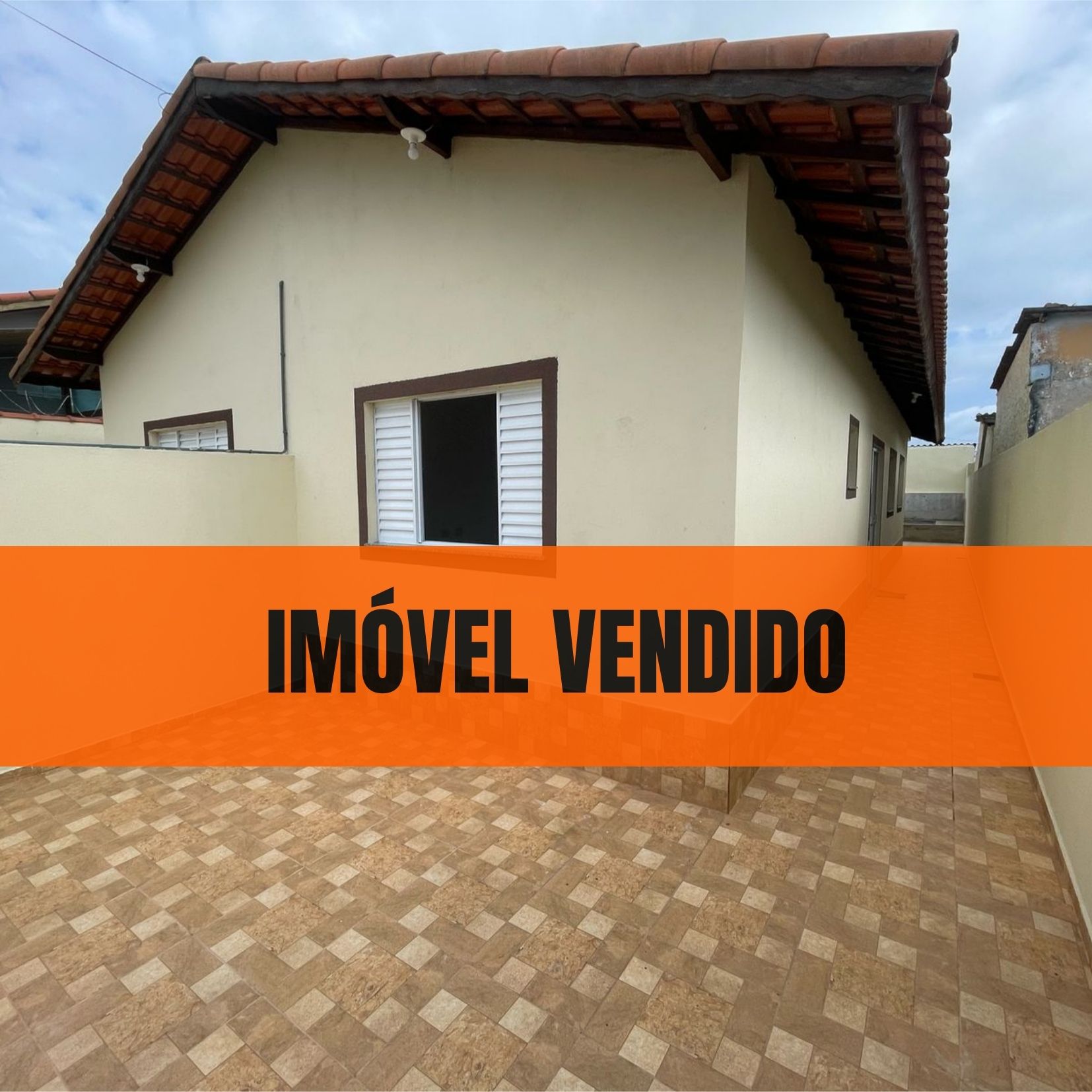 CASA NO BALNEÁRIO GAIVOTAS - ITANHAÉM / SÃO PAULO - LADO MORRO - 600 METROS DA PISTA