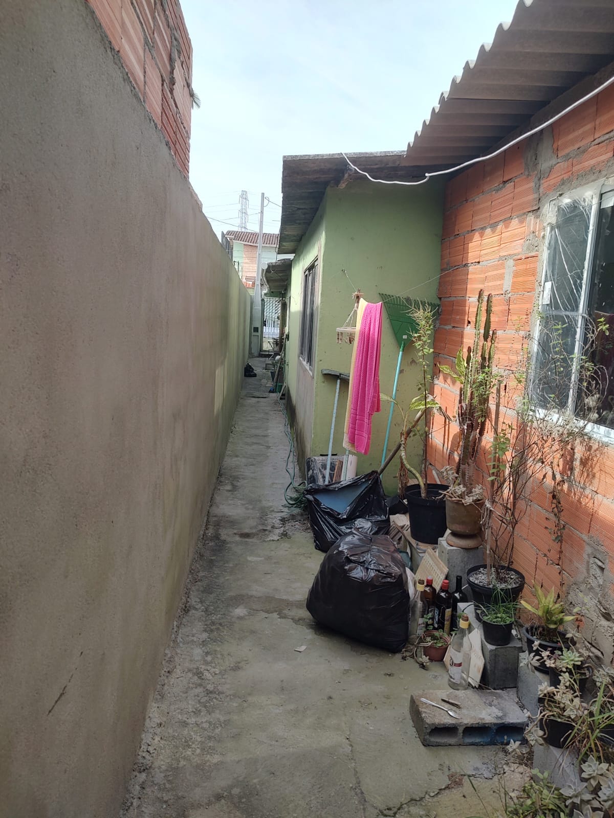 CASA NA ESTÂNCIA SÃO PEDRO - ITANHAÉM / SÃO PAULO - LADO MORRO - 30 METROS DA PISTA