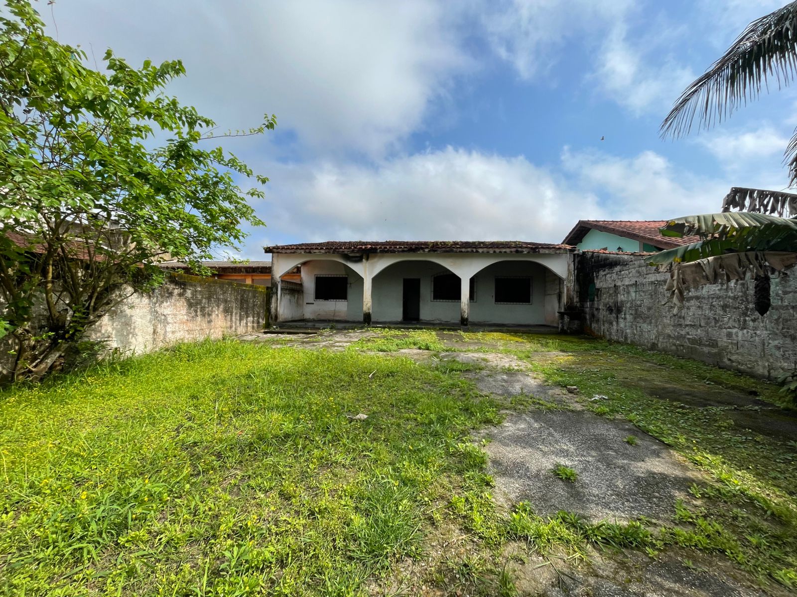 CASA NO JD. AMÉRICA - ITANHAÉM - LADO MORRO - 900 METROS DA PISTA