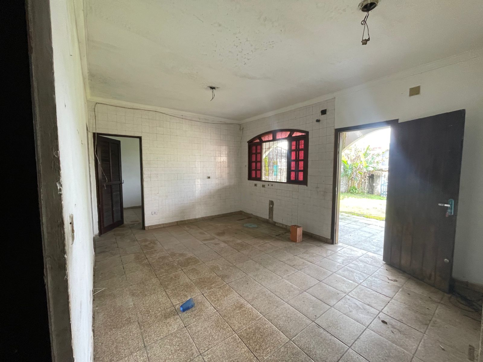 CASA NO JD. AMÉRICA - ITANHAÉM - LADO MORRO - 900 METROS DA PISTA - foto 11