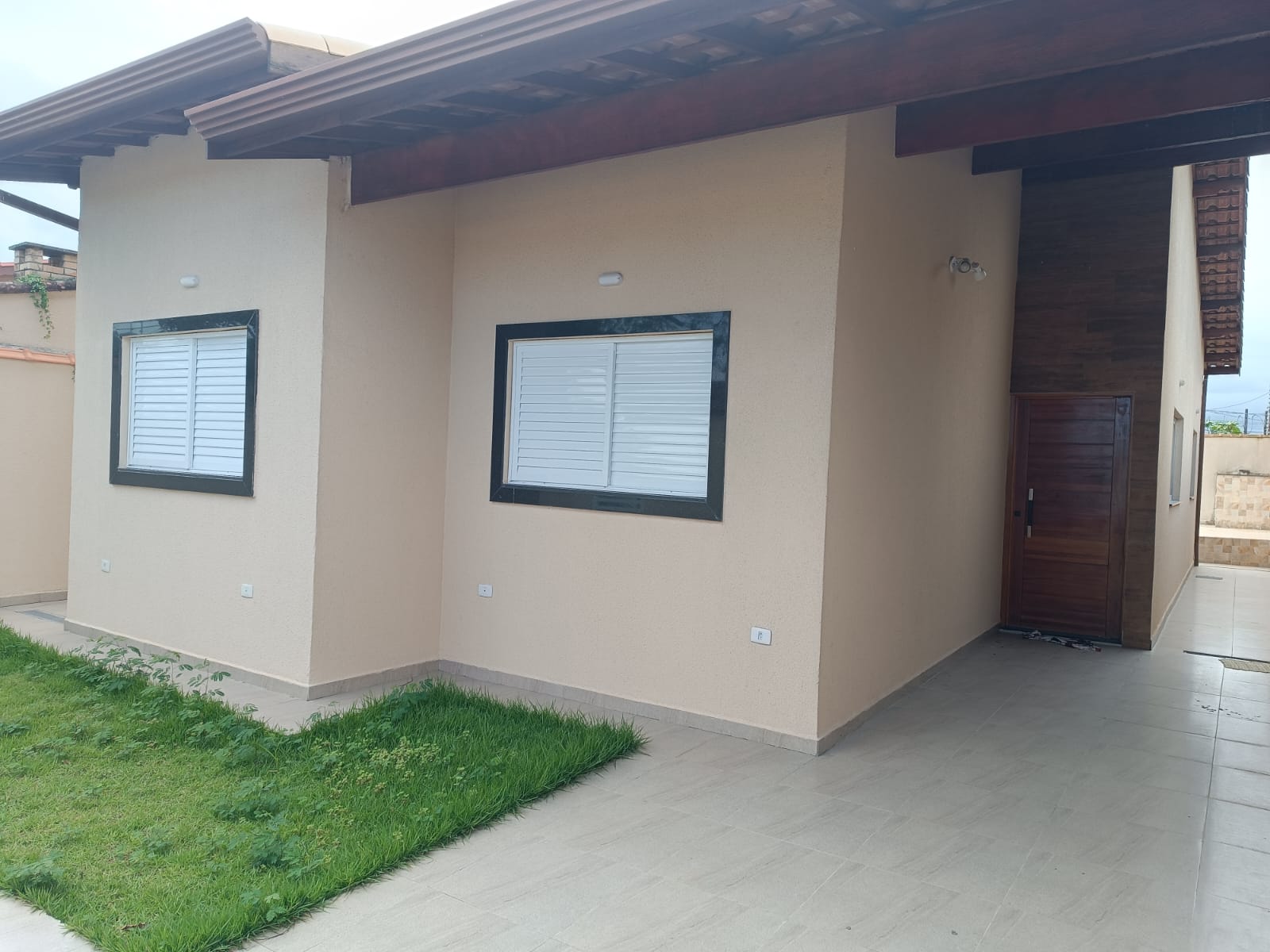 CASA NO BALNEÁRIO GAIVOTA - ITANHAÉM - LADO PRAIA - 800 METROS DO MAR