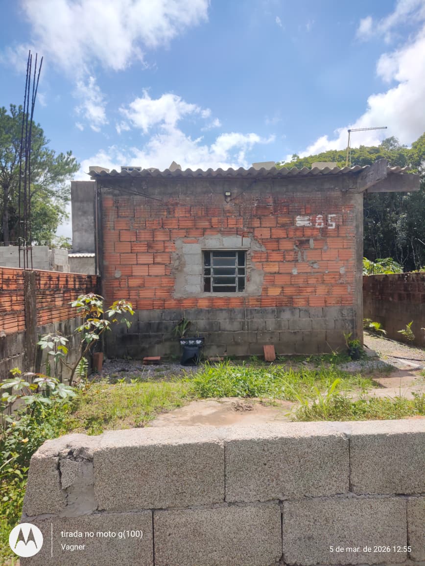 CASA SEMI ACABADA NO JD. DAS PALMEIRAS - ITANHAÉM - LADO MORRO - 400 METROS DA PISTA